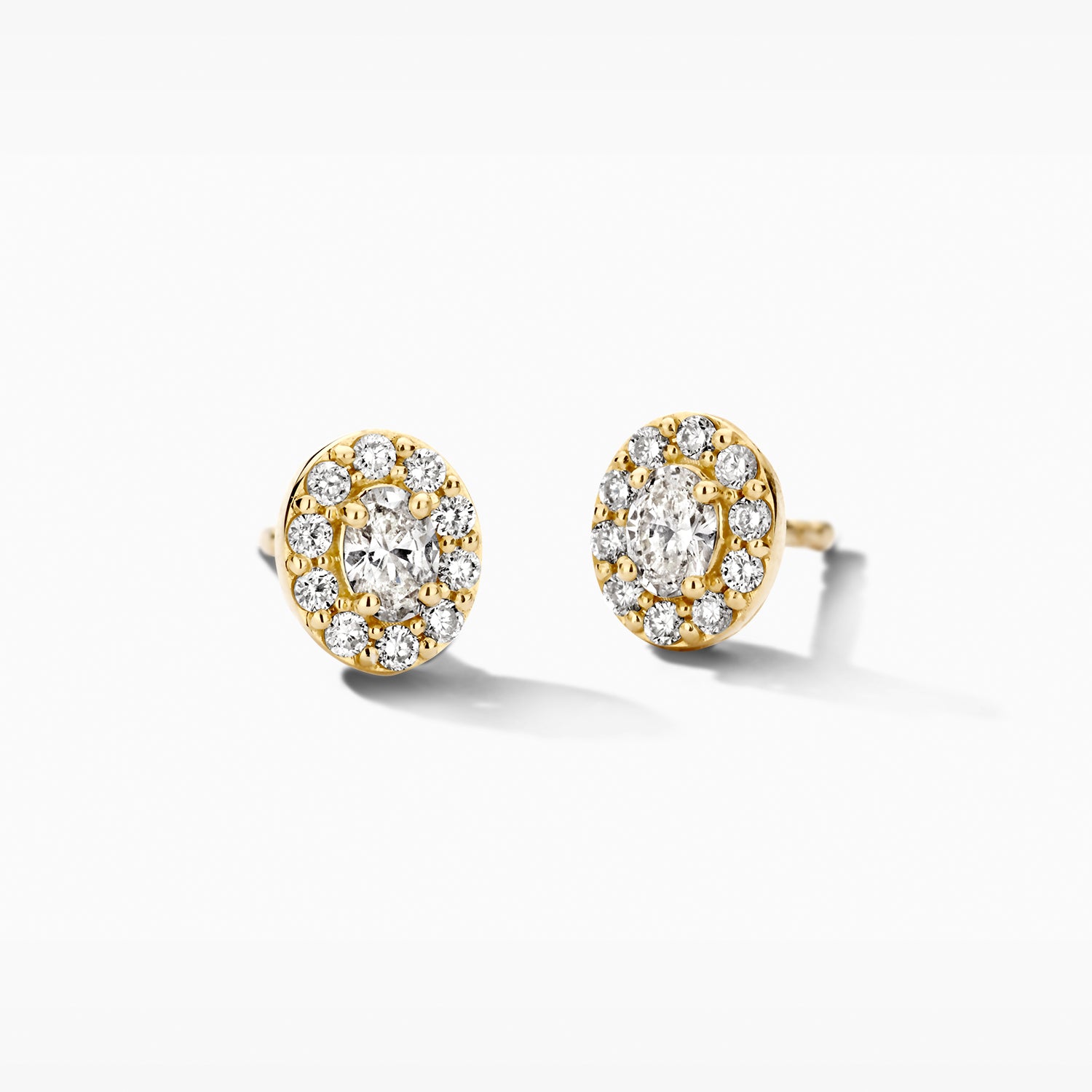 Oorknopjes lab grown diamonds in entourage zetting 14k Goud