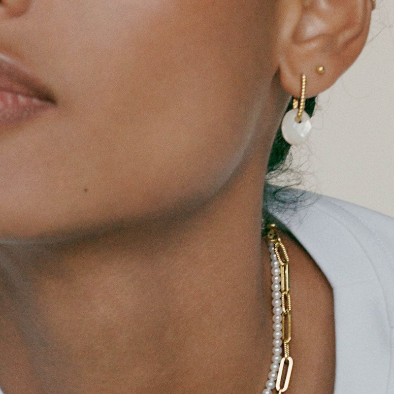 Close up van oorbedels met natuurstenen hanger