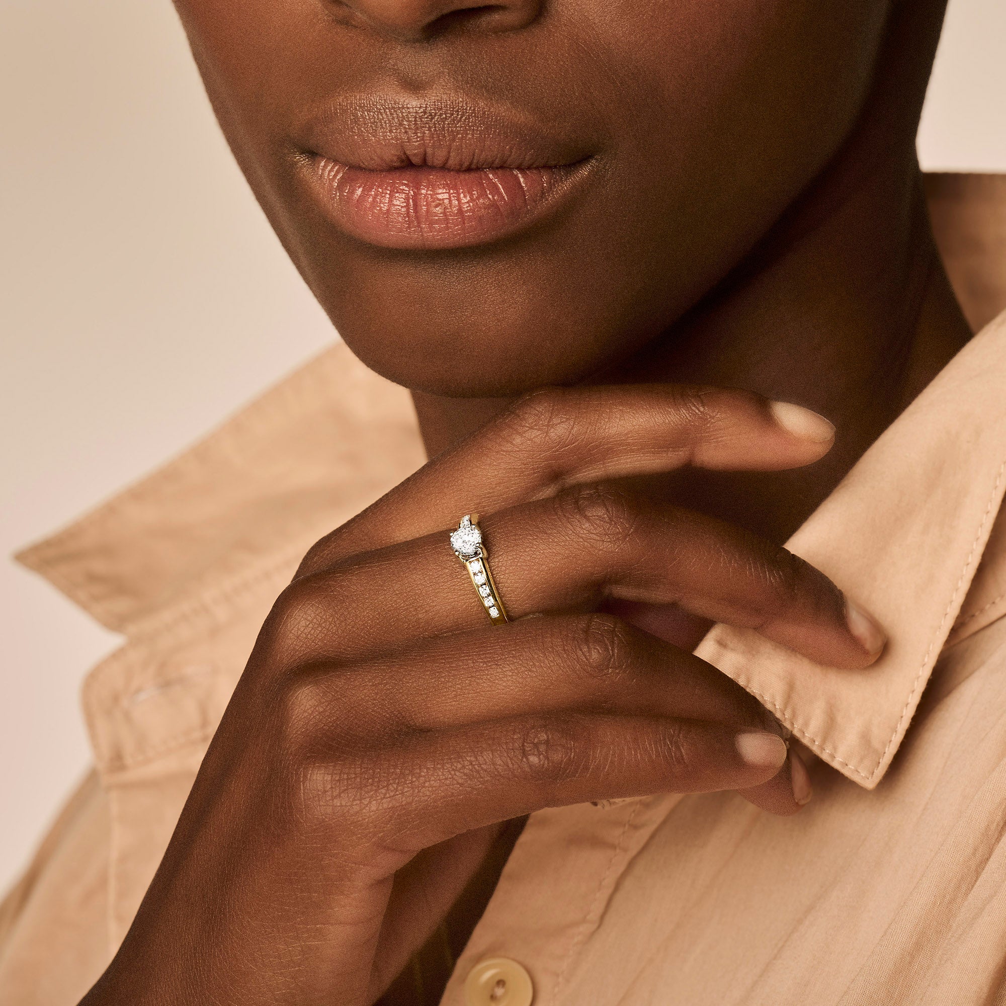 Ring met ⌀ 5 mm zirkonia en kleine stenen 14k goud