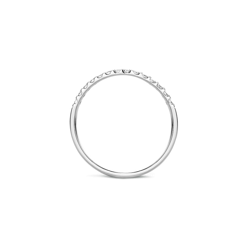 Dunne 14k wit gouden aanschuifring met kleine diamantaccenten.