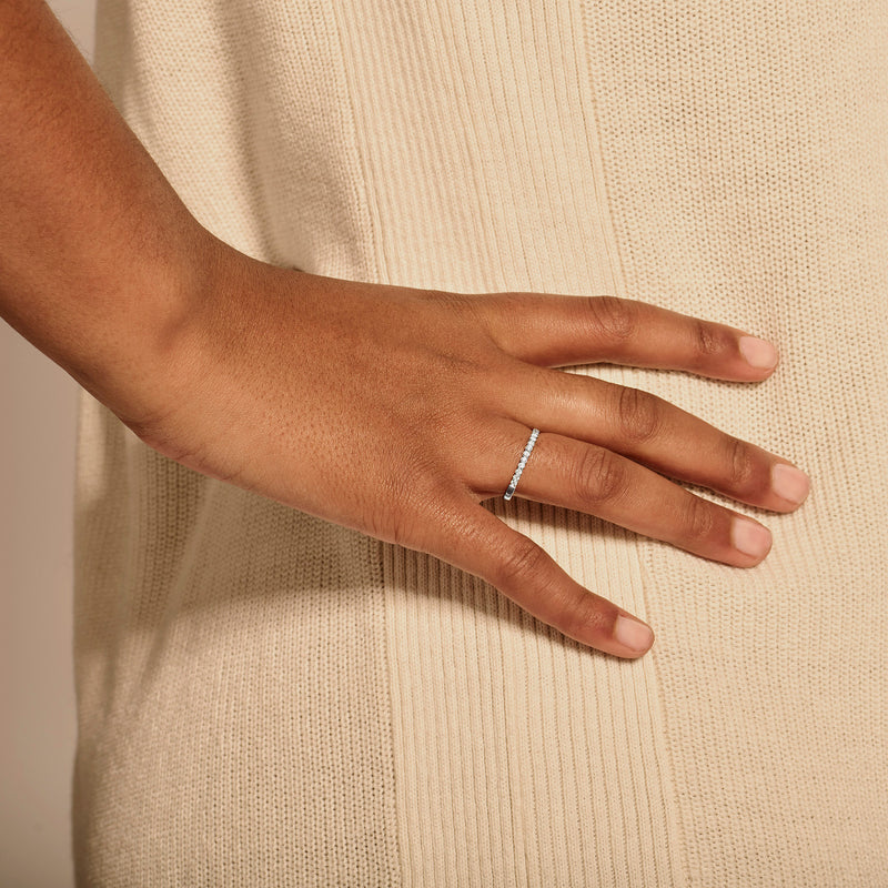 Dunne aanschuifring van 14k wit goud met kleine diamant op handmodel.