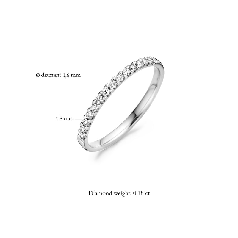 14k witgouden ring met rij van kleine diamanten van 0,18 ct, band breedte 1,8 mm.